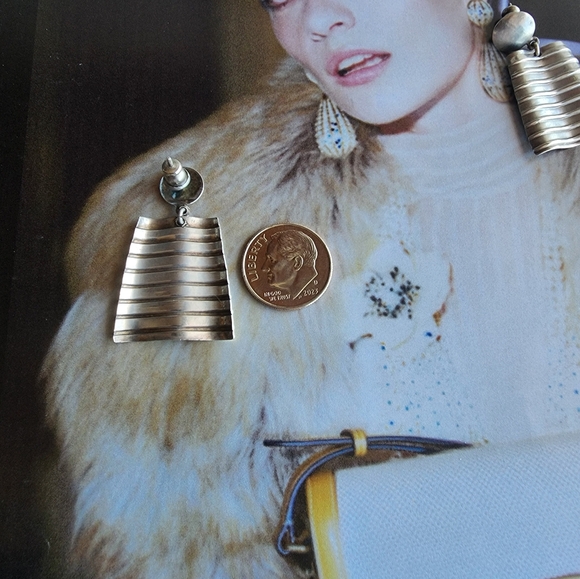 Chic Silver Ribbed Earrings - Picture 5 of 6